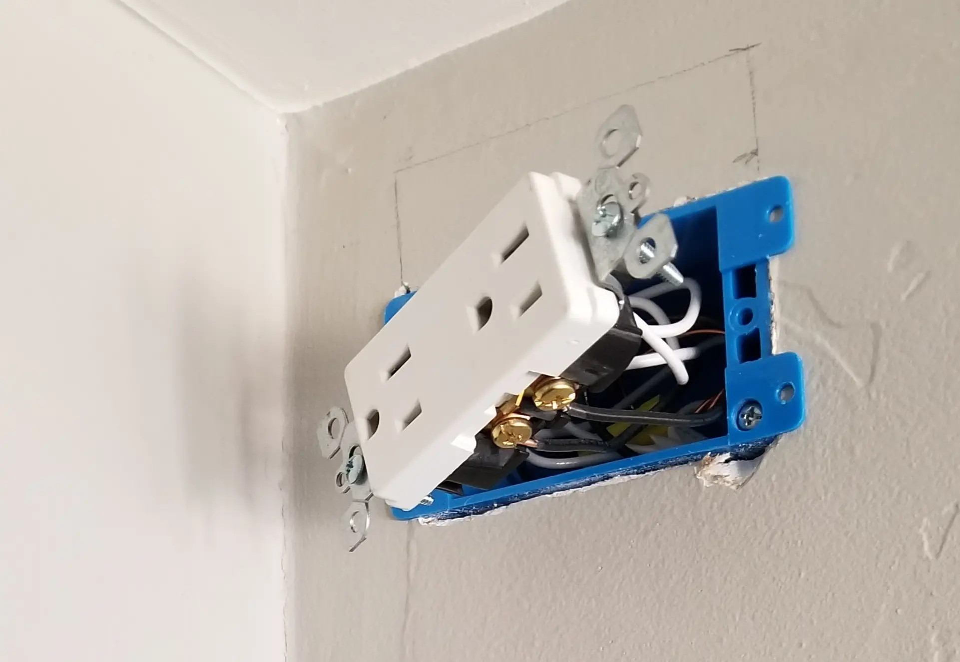 Duplex receptacle decora white